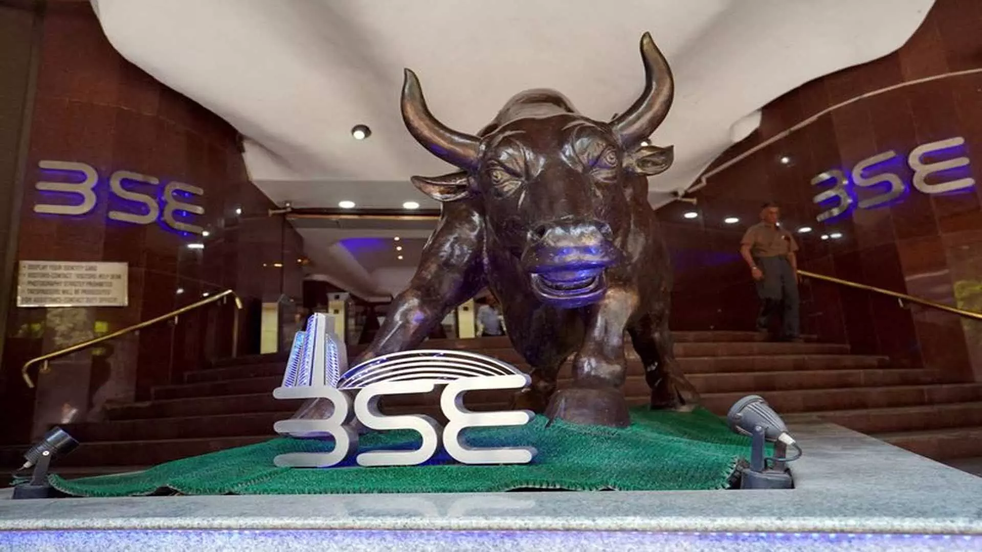 Stock Markets में गिरावट थमी, धातु और ऊर्जा शेयरों में खरीदारी से Sensex 875 अंक चढ़ा