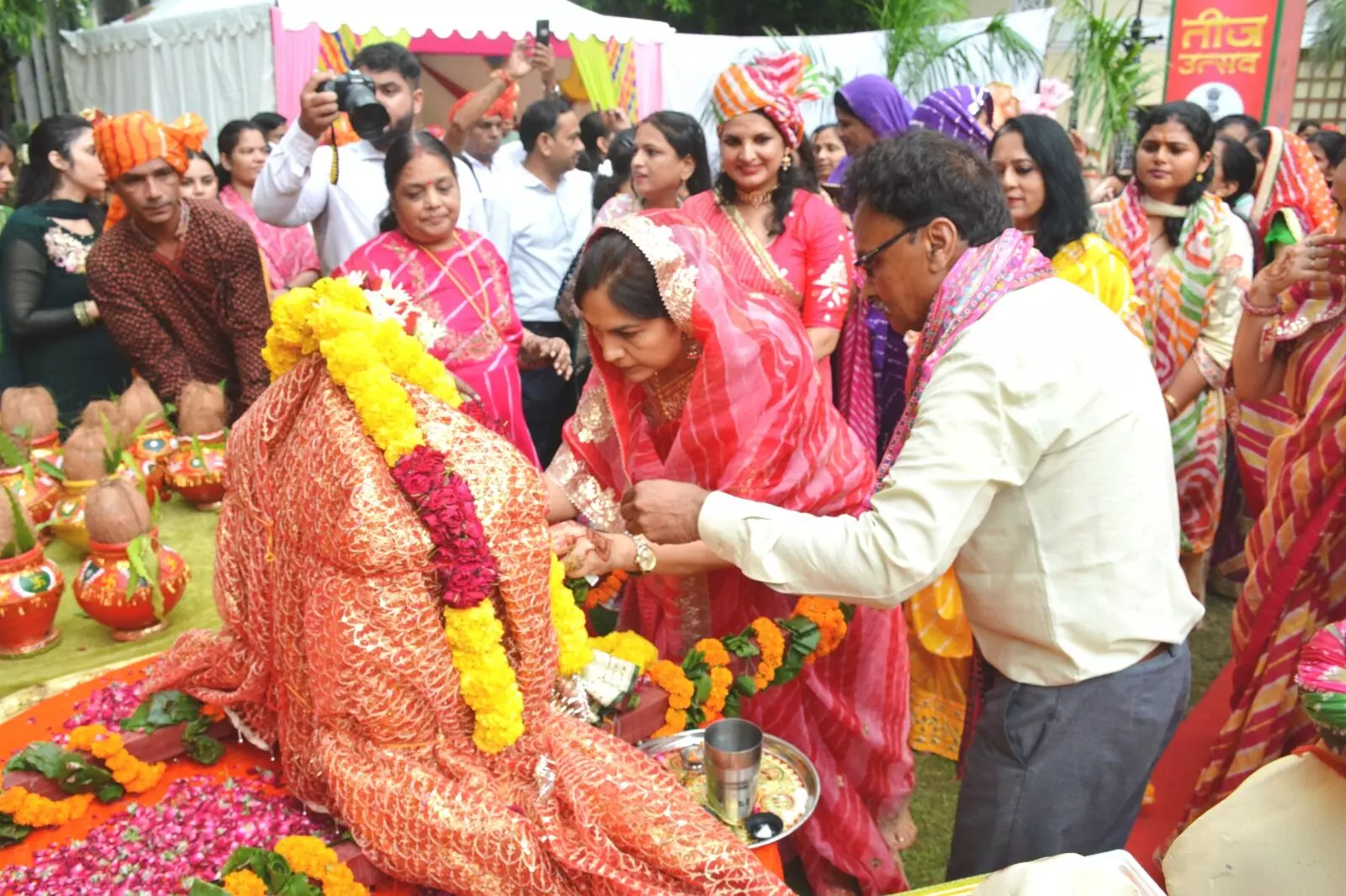 महिलाओं ने लिया तीजोत्सव का आनंद, मेंहदी, लहरिया पोशाक और तीज की सवारी रही आकर्षण का केंद्र