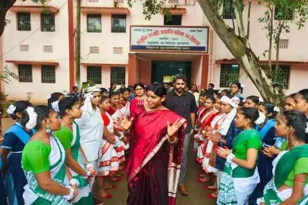 Chaibasa : अजजा आयोग की सदस्य ने किया स्कूल का निरीक्षण