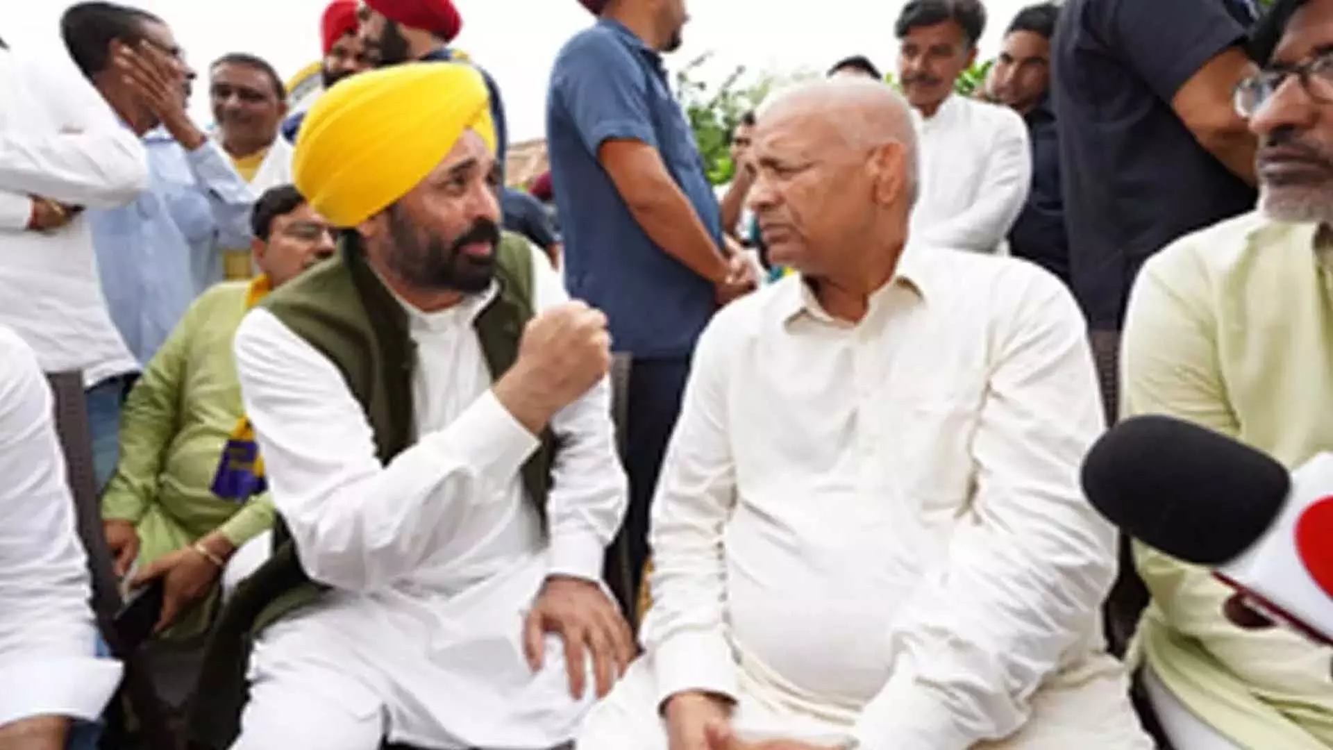 Bhagwant Mann ने विनेश के चाचा से मुलाकात की, सहयोगी स्टाफ की भूमिका पर उठाए सवाल