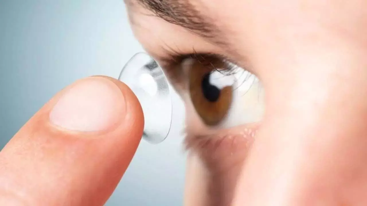 Contact lenses पहनते समय इन बातों का रखे ध्यान