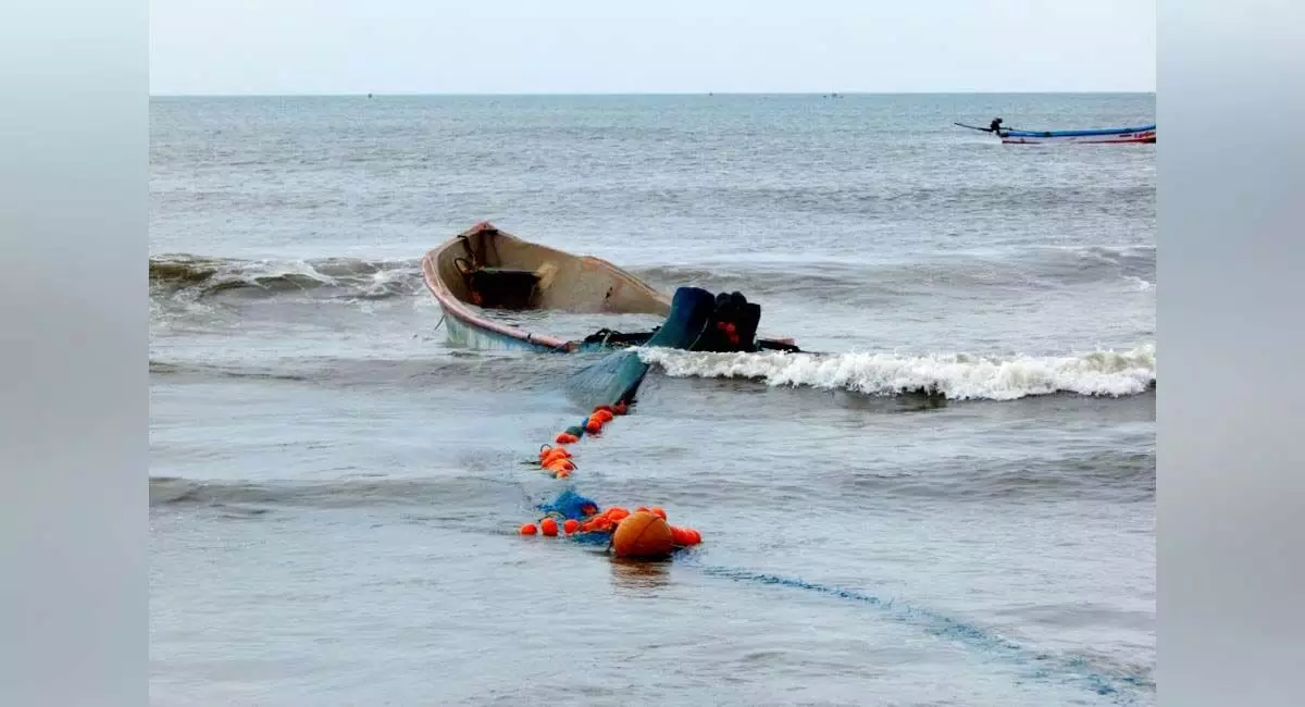 Benaulim beach के पास पलटा नाव, बचाए गए 12 मछुआरे