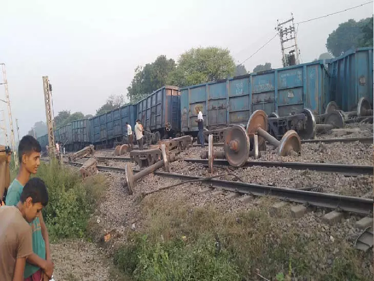 Train accident: मालगाड़ी के पटरी से उतरने के कारण 7 ट्रेनें रद्द