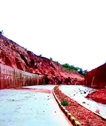 Landslides: एक महीने बाद भी नैबाग में एनएच 66 पत्थरों और मिट्टी से अवरुद्ध