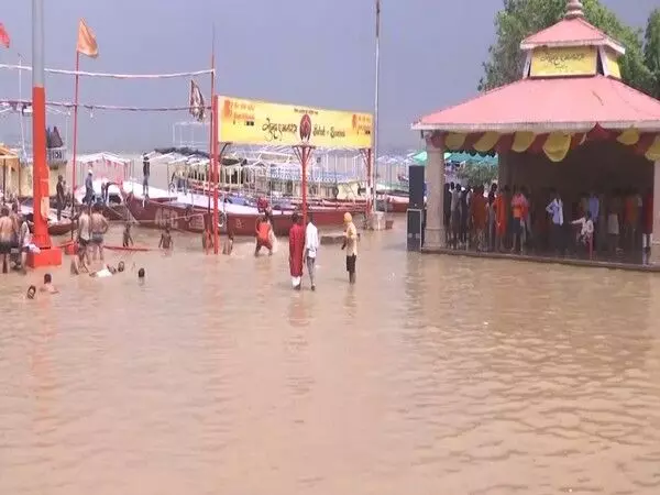 भारी बारिश के कारण गंगा का जलस्तर बढ़ने से Varanasi के घाट जलमग्न