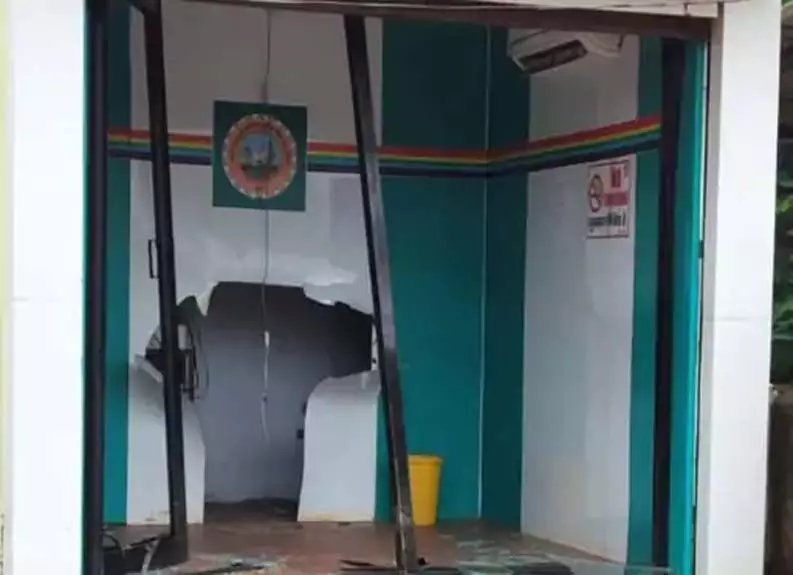 CG: ATM उखाड़कर ले गए बदमाश, पुलिस जांच में जुटी