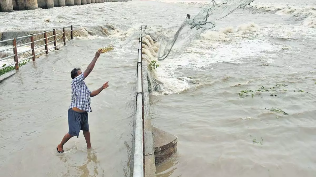 Andhra : प्रकाशम बैराज में लगातार भारी जलप्रवाह जारी