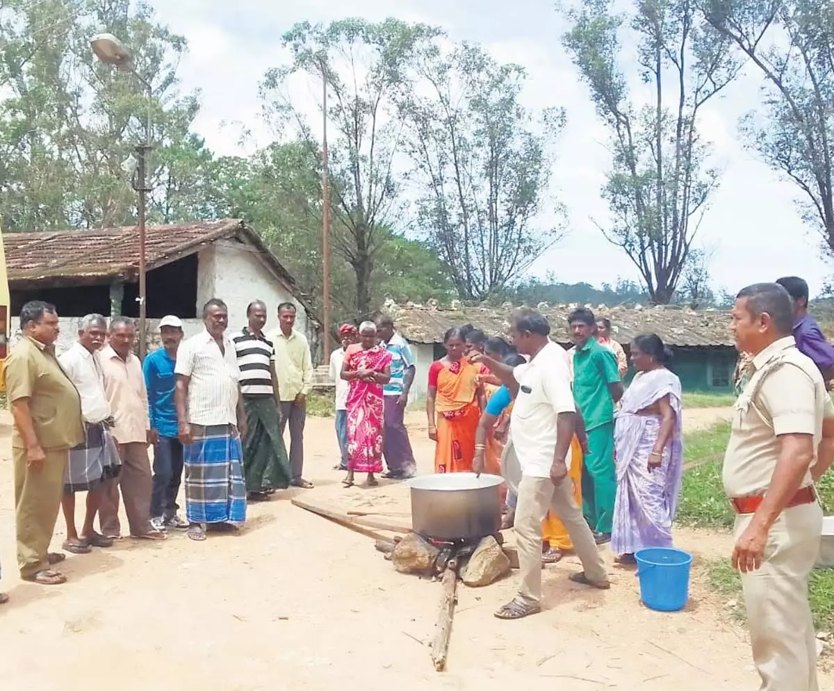 Tamil Nadu : मंजोलाई के ‘परित्यक्त’ कर्मचारी सड़क पर दलिया पका रहे