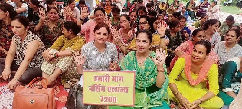 Haryana : रोहतक पीजीआई की नर्सों की अनिश्चितकालीन हड़ताल के कारण सर्जरी और भर्ती प्रभावित