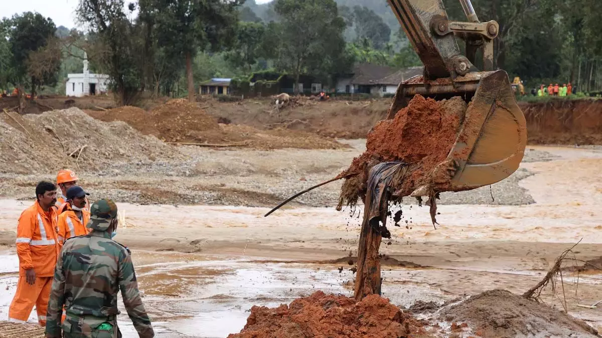 Wayanad landslides: तलाशी अभियान में पीड़ितों के रिश्तेदार भी शामिल