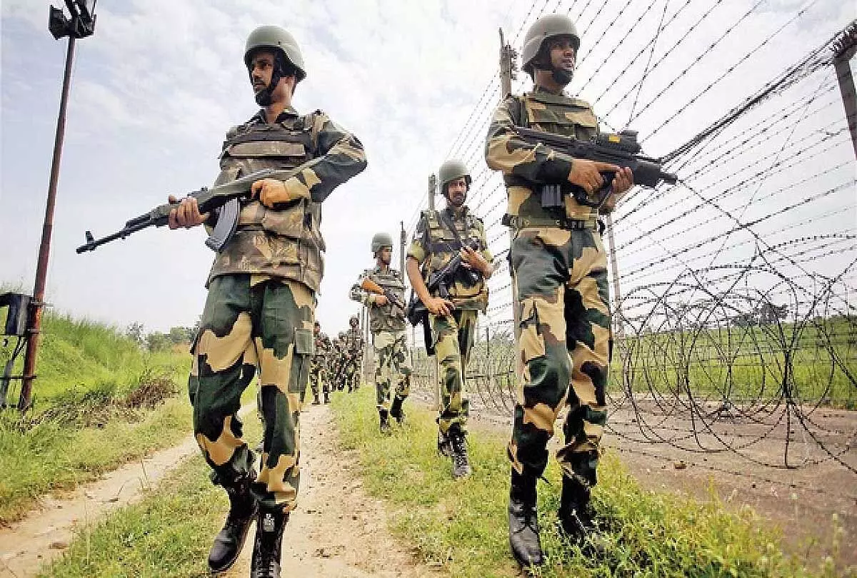 BSF अलर्ट, भारत आने के लिए एकत्रित हुए 300 बांग्लादेशी