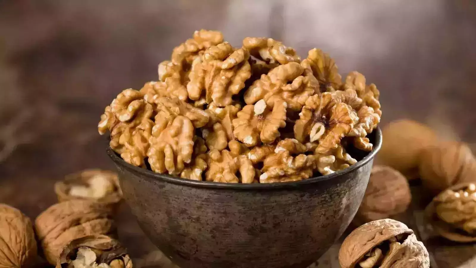 Walnuts दिमाग के लिए सुपरफूड सही तरीके से कैसे खरीदें और स्टोर करे