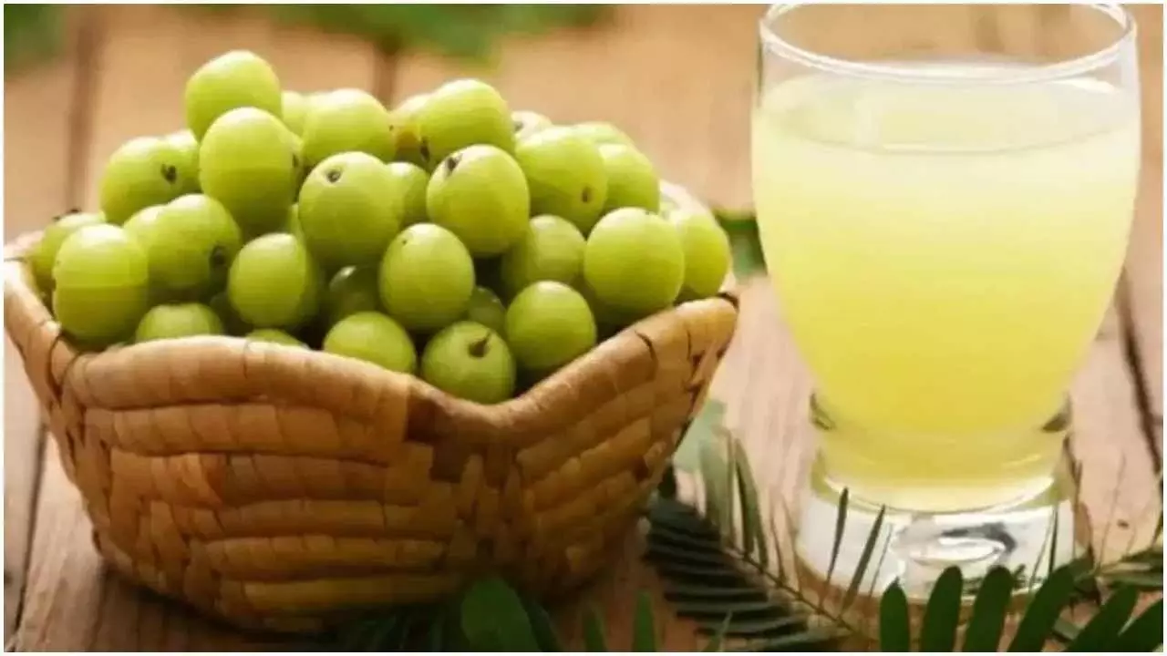 Amla juice बालों के लिए किसी वरदान से कम नहीं