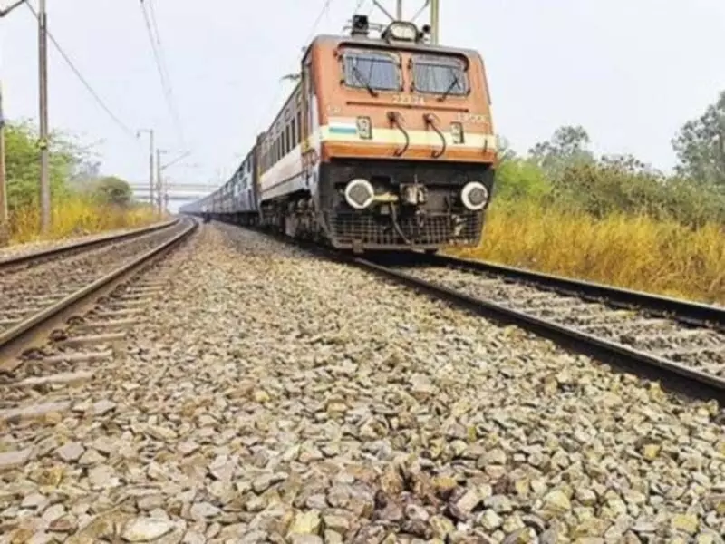 Train के आगे पत्नी ने लगाई छलांग बचाने के चक्कर में पति का भी गई जान