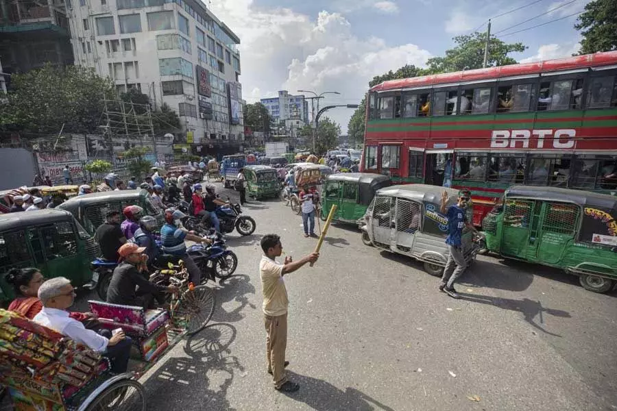 निवासियों ने प्रतिरोध समूह बनाए, Dhaka के कम से कम दो इलाकों की सड़कों पर गश्त की