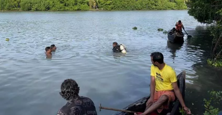 KERALA : कोच्चि के नेट्टूर में कूड़ा फेंकते समय प्लस टू का छात्र झील में गिरा