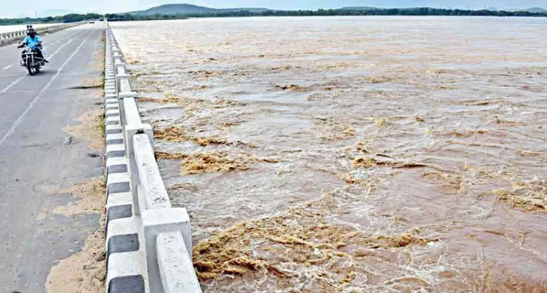 Hirakud dam से पानी छोड़ने के बाद महानदी में जलस्तर में उफान देखी