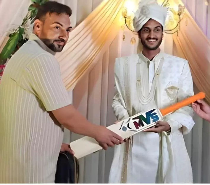 Wedding With Bats लेकर पहुंचे विराट कोहली के दोस्त