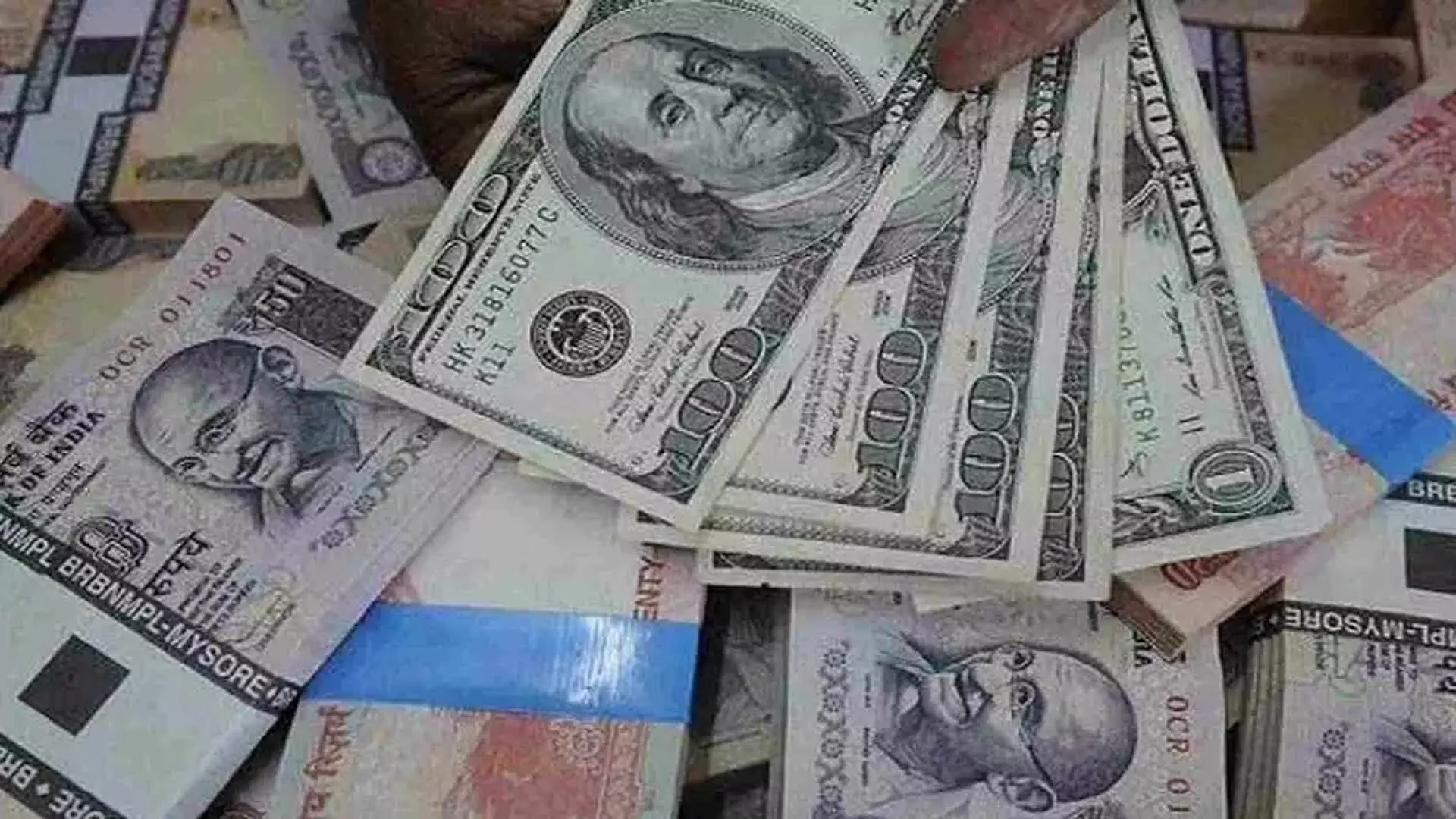 शुरुआती कारोबार में रुपया US dollar के मुकाबले 8 पैसे बढ़कर 83.89 पर पहुंचा