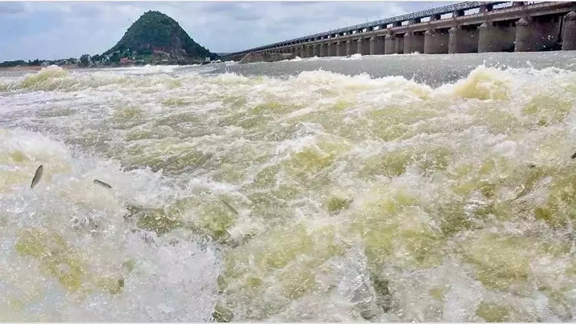 Prakasam Barrage से 2.96 लाख क्यूसेक पानी छोड़ा गया