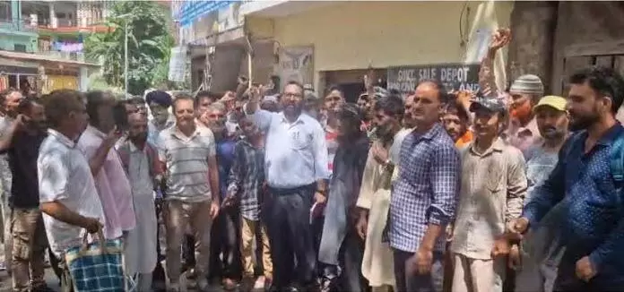 JAMMU: मैत्रा निवासियों ने राशन वितरण प्रणाली में सुधार की मांग को लेकर प्रदर्शन किया