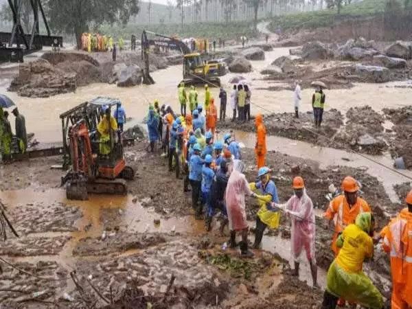 Landslide: सूचिपारा में मिले शवों के टुकड़ों को हवाई मार्ग से निकालने में विफल