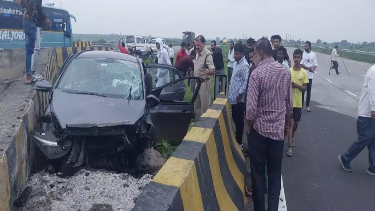 BREAKING ACCIDENT: डिवाइडर से जा टकराई बेकाबू कार, 3 लोगों की मौत