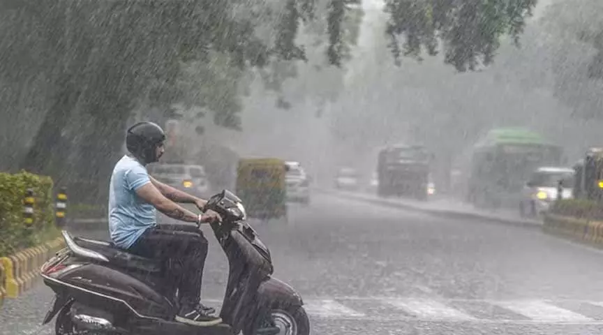 Delhi: राष्ट्रीय राजधानी के कई हिस्सों में बारिश के बाद जलभराव, यातायात जाम