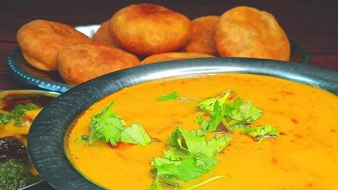 Recipe: ब्रेकफास्ट में झटपट बनाएं कढ़ी कचौड़ी