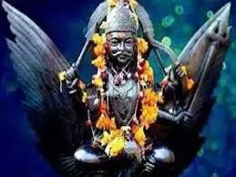 Shani Dev Puja: भगवान शनि की पूजा के समय करें यह एक कार्य