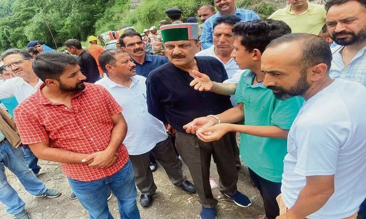 Himachal: विधायक ने झाकड़ी गांव में पुनर्वास कार्यों की समीक्षा की