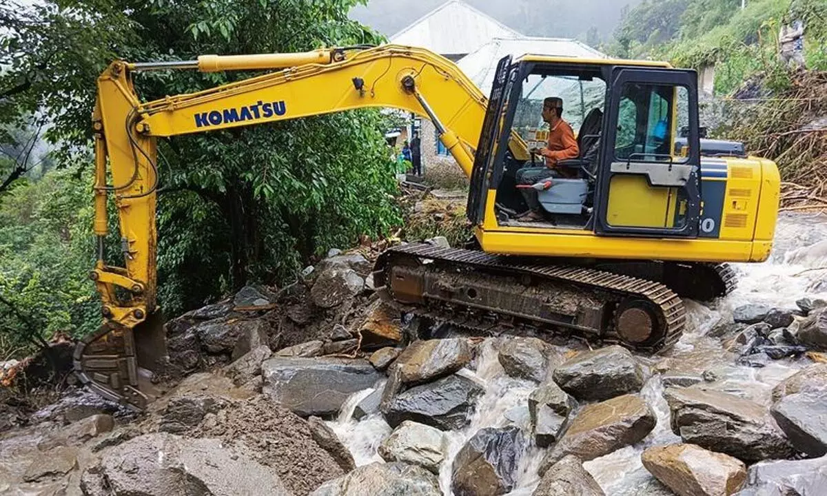 Himachal: पोक्लेन ऑपरेटर को खोज अभियान में मदद के लिए प्रशंसा मिली