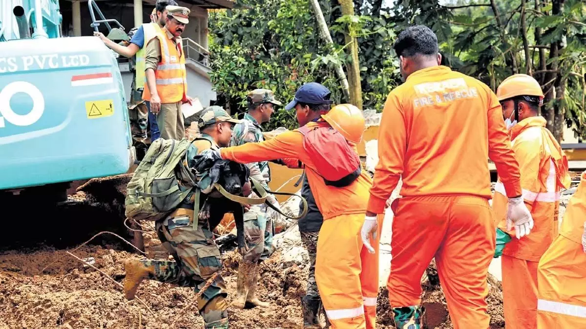 Wayanad landslide : स्थानीय निवासियों ने अग्निशमन और बचाव सेवा दल को गुमनाम नायक बताया