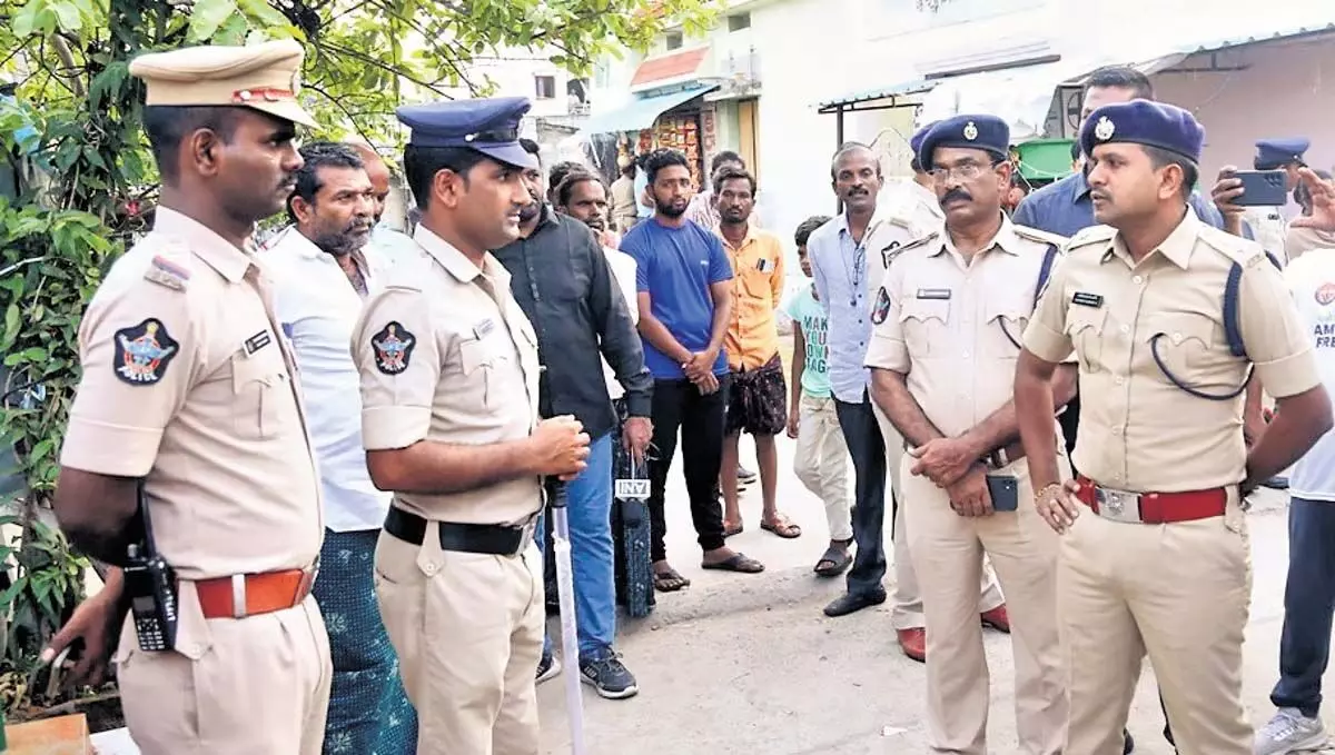 Guntur पुलिस ने न्यू कॉलोनी में बड़ा तलाशी अभियान चलाया