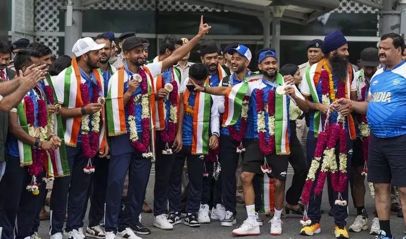 Olympic bronze medal जीतने पर भारतीय हॉकी टीम का हीरो जैसा स्वागत