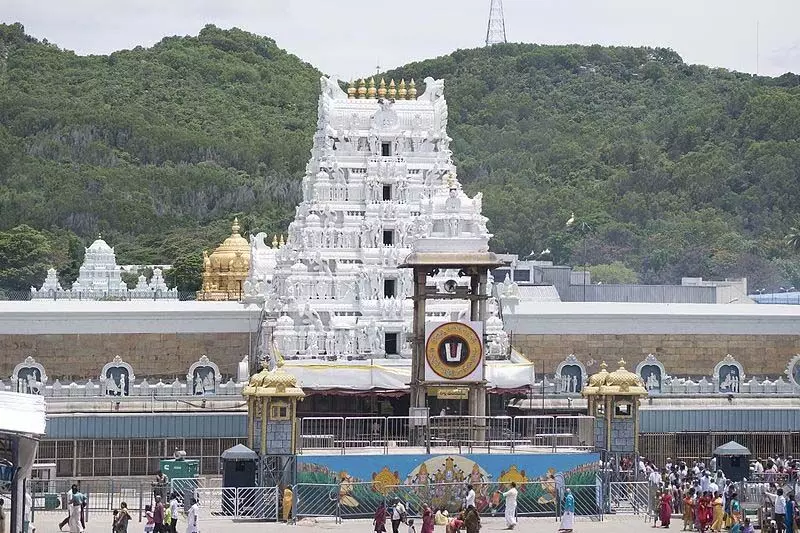 Tirumala में भक्तों की भीड़ उमड़ी, सर्वदर्शन के लिए लगेंगे 12 घंटे