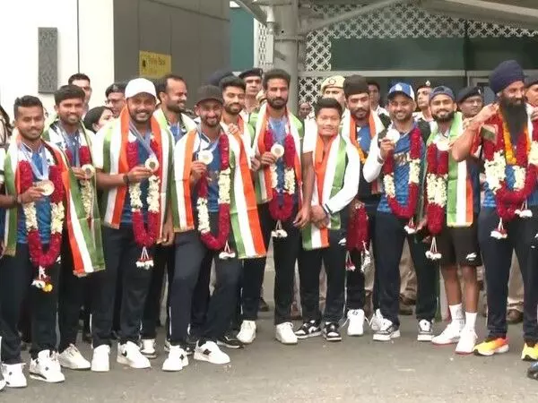 कांस्य पदक जीतने के बाद दिल्ली एयरपोर्ट पहुंची Indian hockey team