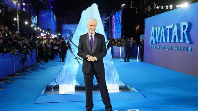 James Cameron ने ज़ो सलदाना और सैम वर्थिंगटन के अवतार का शीर्षक प्रकट किया