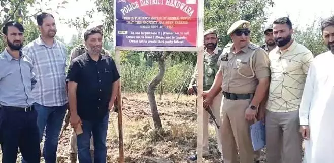 Jammu: पुलिस ने क्रालगुंड में कुख्यात ड्रग तस्कर की संपत्ति जब्त की