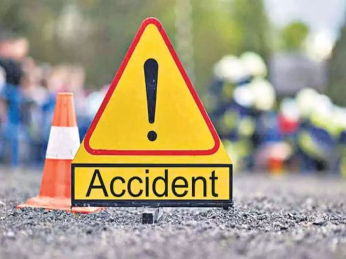 Accident: टक्कर के बाद दोपहिया वाहन को घसीटा कार