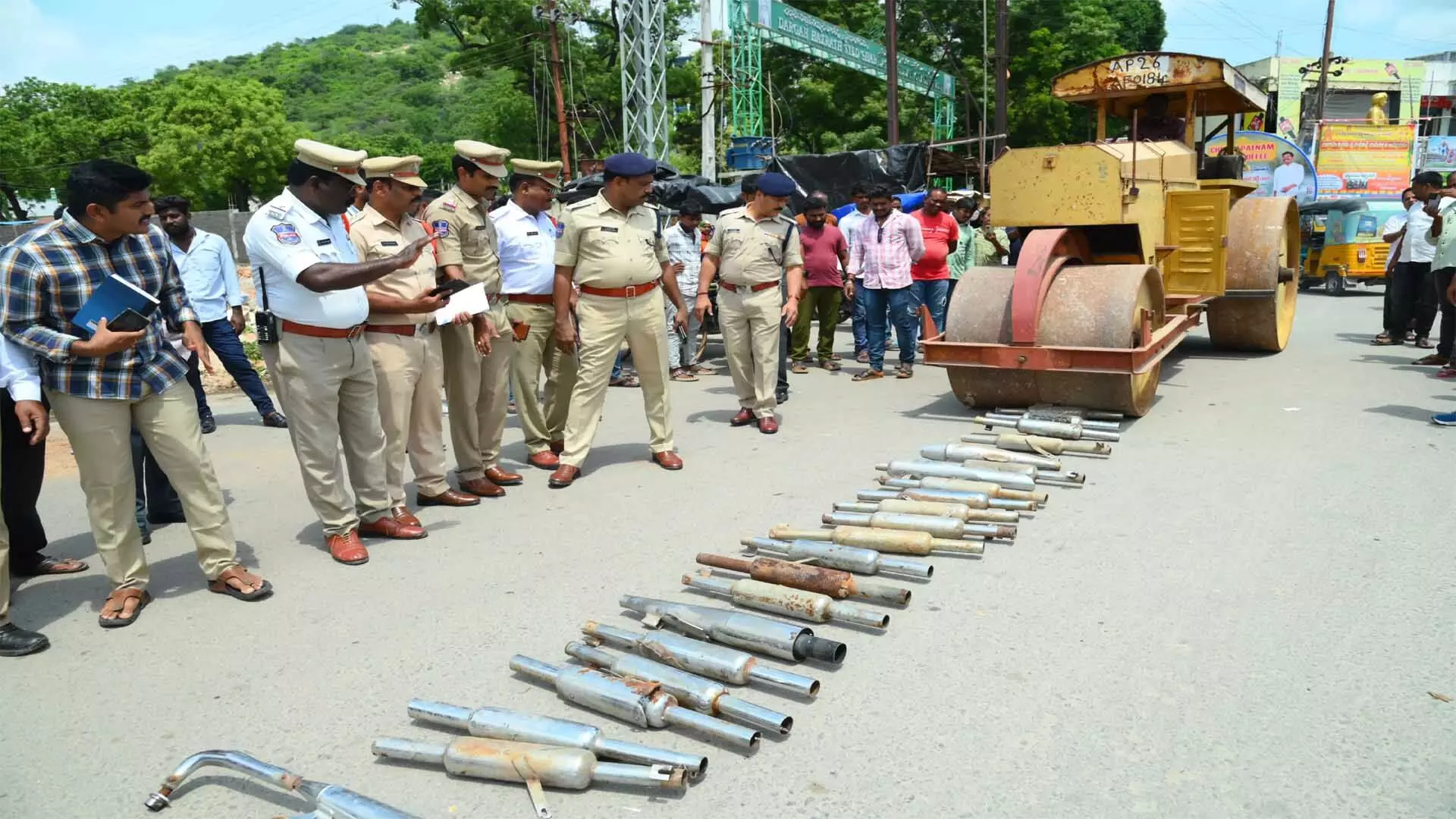 Nalgonda पुलिस ने 80 मॉडिफाइड बाइक साइलेंसर नष्ट किए