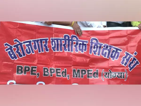 Unemployed शारीरिक शिक्षा शिक्षकों ने नौकरी के लिए किया प्रदर्शन