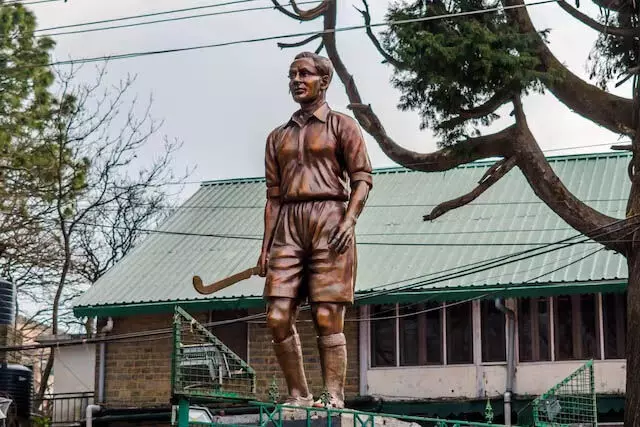 Indian hockey team ने भारत पहुंचते ही ध्यानचंद की प्रतिमा को नमन किया