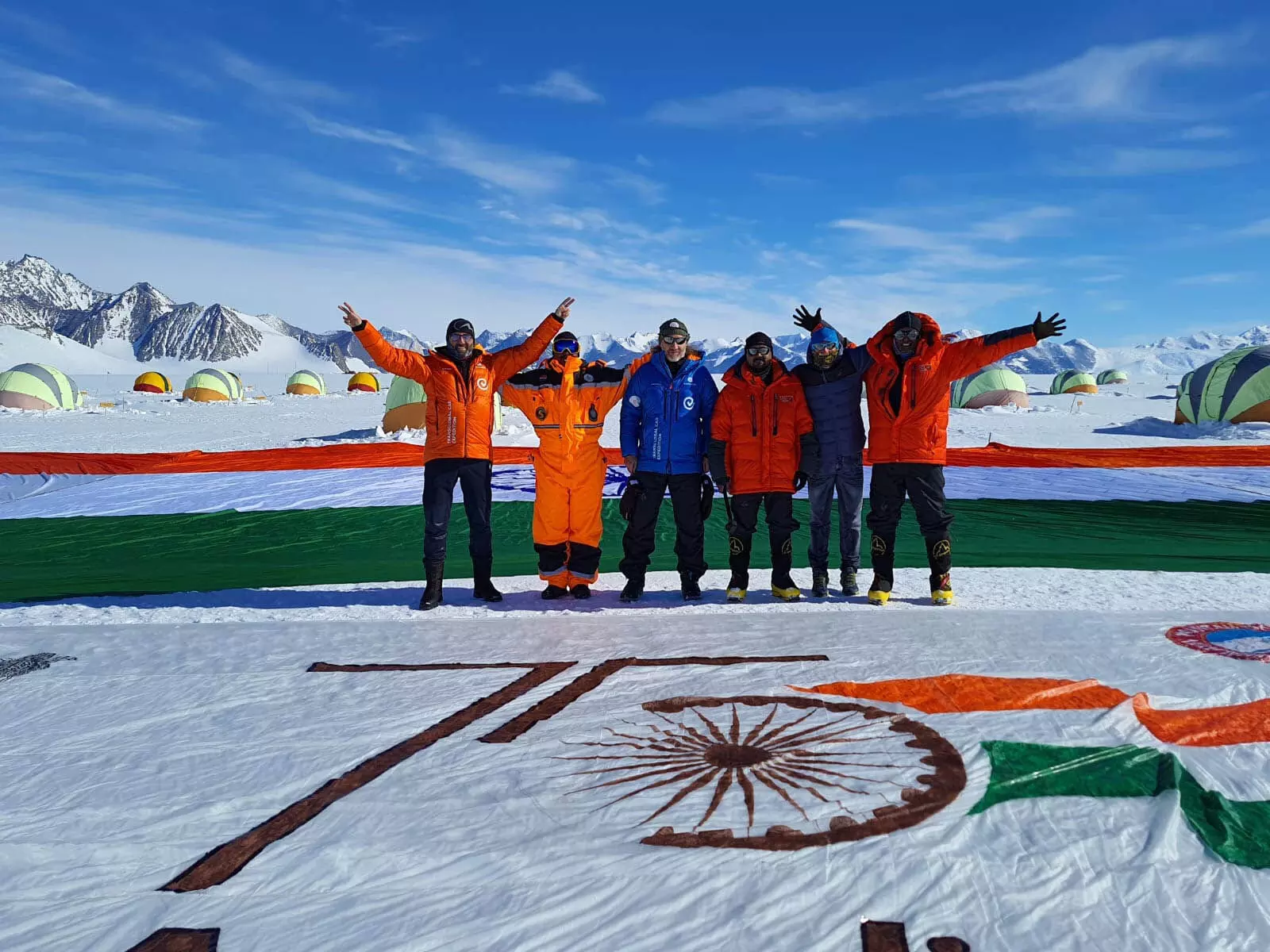 विशाल Indian Flag अफ्रीकी महाद्वीप के उच्चतम शिखर पर अपहरण किया गया