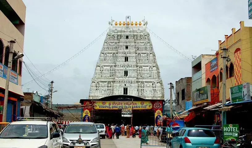 Varalakshmi मंदिर में शुक्रवार को वरलक्ष्मी व्रत का आयोजन किया गया