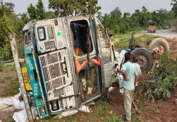 Latehar: लुकुइया घाटी में चावल लदा ट्रक दुर्घटनाग्रस्त