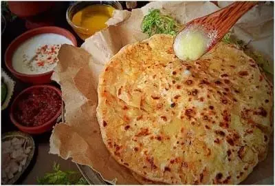 मेहमानों के लिए इस तरीके से बनाये मसालेदार Aloo Paratha