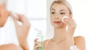 Monsoon Skin Care Tips: मानसून में चिपचिपी त्वचा से चाहिए छुटकारा तो अपनाएं ये टिप्स