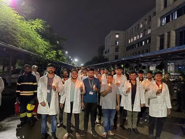 AIIMS Bhopal doctors ने महिला प्रशिक्षु की मौत पर कैंडल मार्च निकालकर विरोध जताया