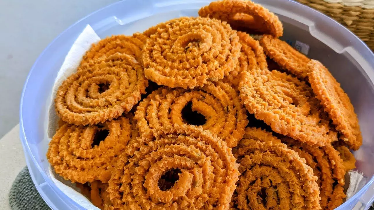 crunchy chakli से करें मेहमानों का स्वागत, नोट करें आसान रेसिपी